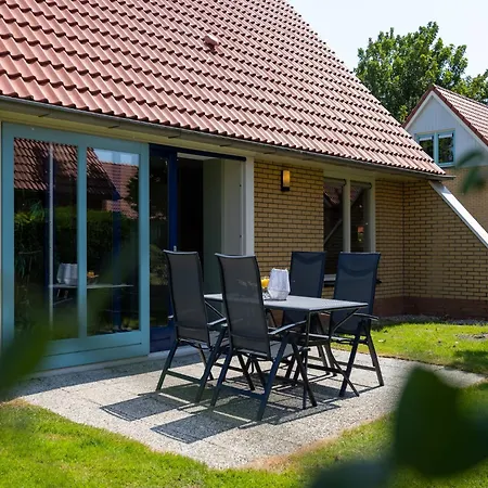 With Garden, 19 Km From Hoorn בית נופש *